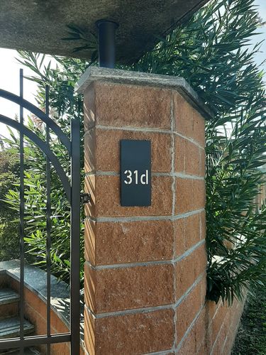 Customer photo review of Numero civico modello Stencil Vertical M2