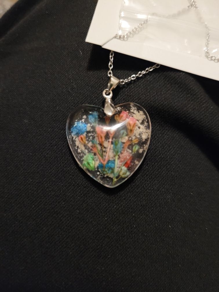 Customer photo review of Flower Heart Necklace with Real Flower and Cremains