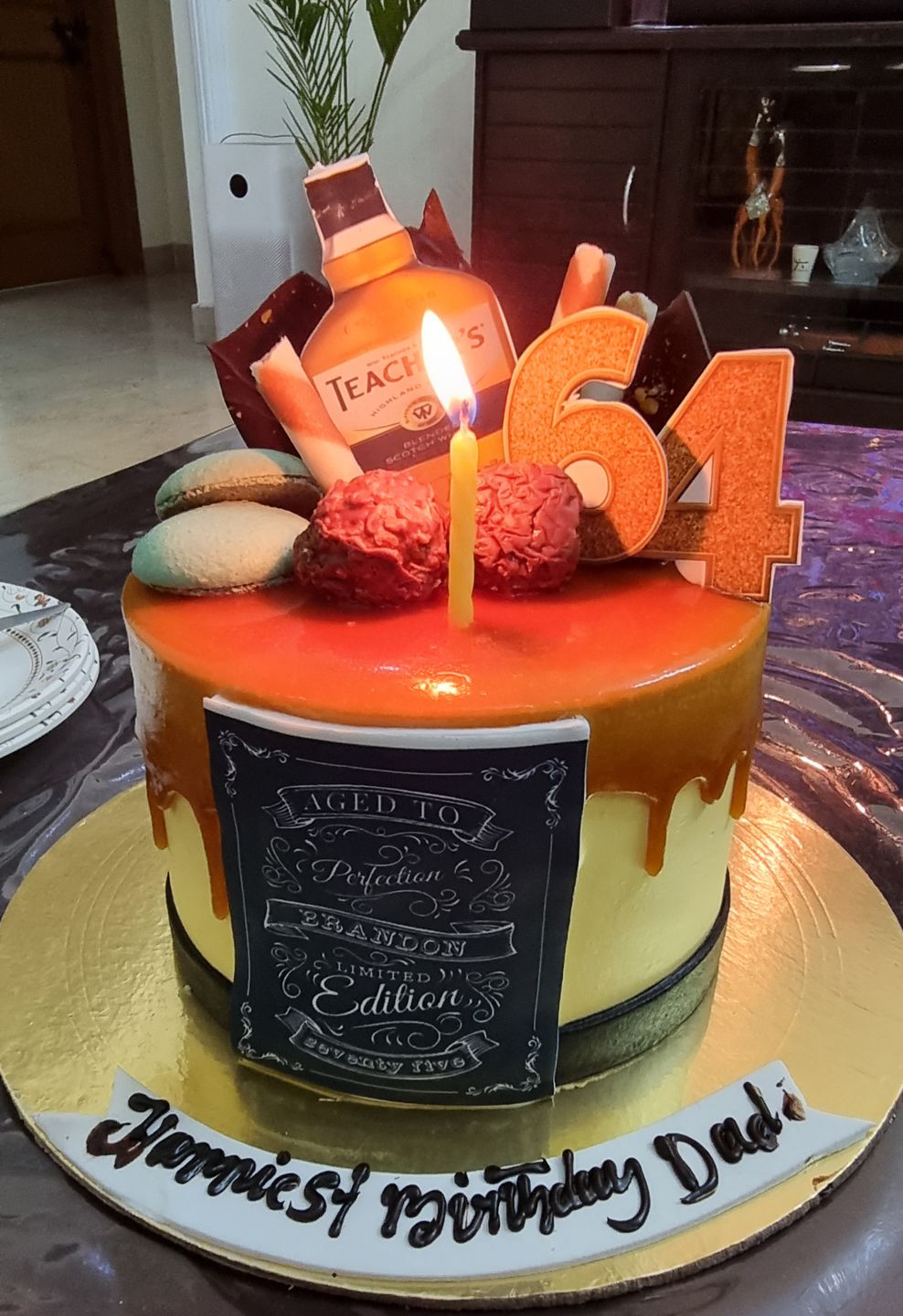 Customer photo review of Whiskey Drip Design Cake