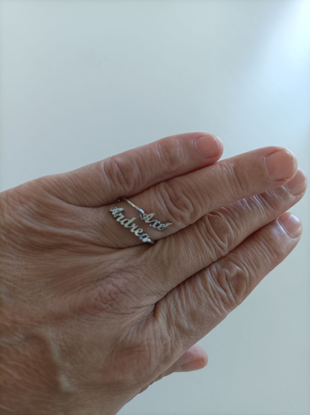 Customer photo review of LOANYA Ring mit zwei personalisierten Namen