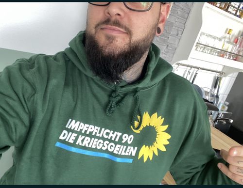 Customer photo review of HOODIE BUBEN • IMPFPFLICHT90, DIE KRIEGSGEILEN