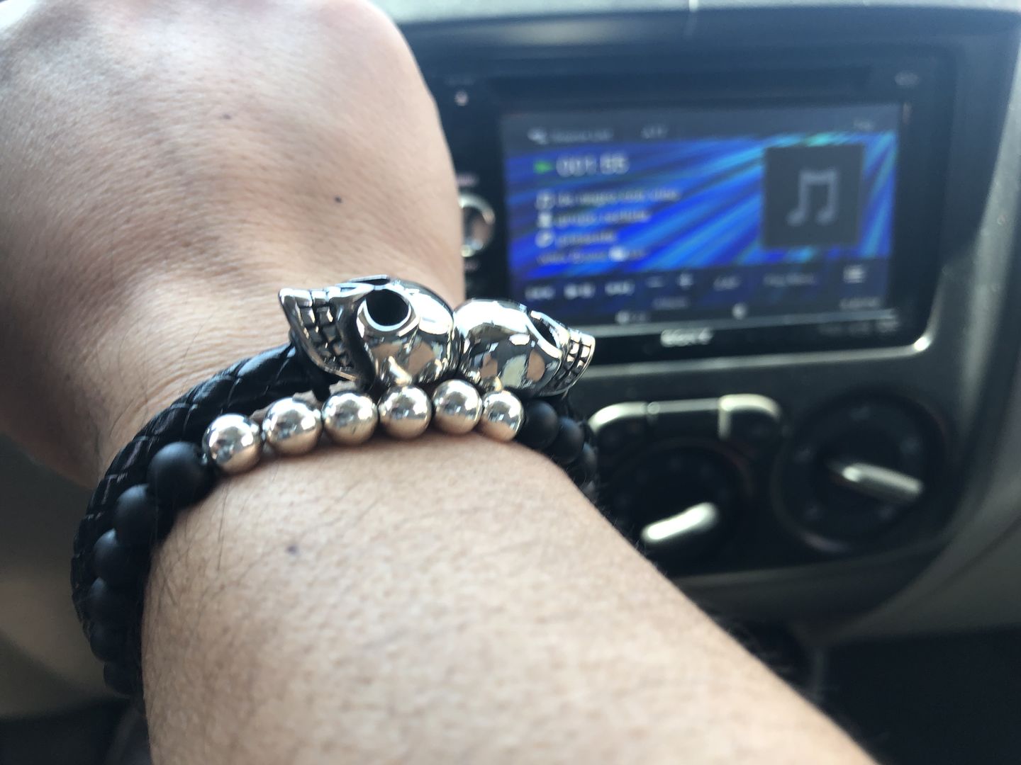 Customer photo review of Pulsera Skulls - Piel Natural