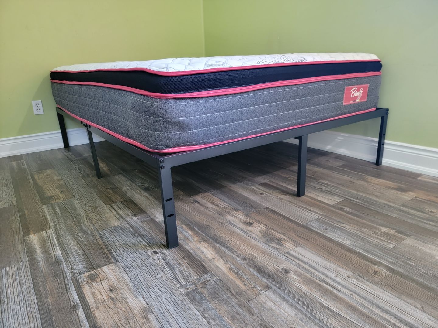 Customer photo review of ZINUS Yelena Metal Platform Bed Frame / Steel Slat Support / No Box Spring Needed / Easy Assembly, Queen Square corner Platform Bed Only