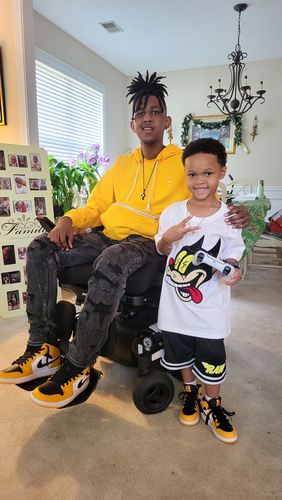 Customer photo review of Cash Chenille Crew Neck T-Shirts and RAW Wing Chenille Mesh Shorts Set