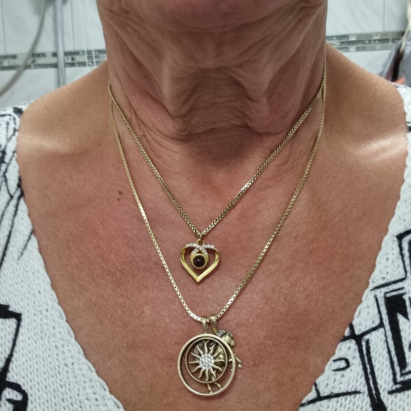 Customer photo review of LOANYA Personalisierte Fotoprojektionshalskette mit Zirkonia