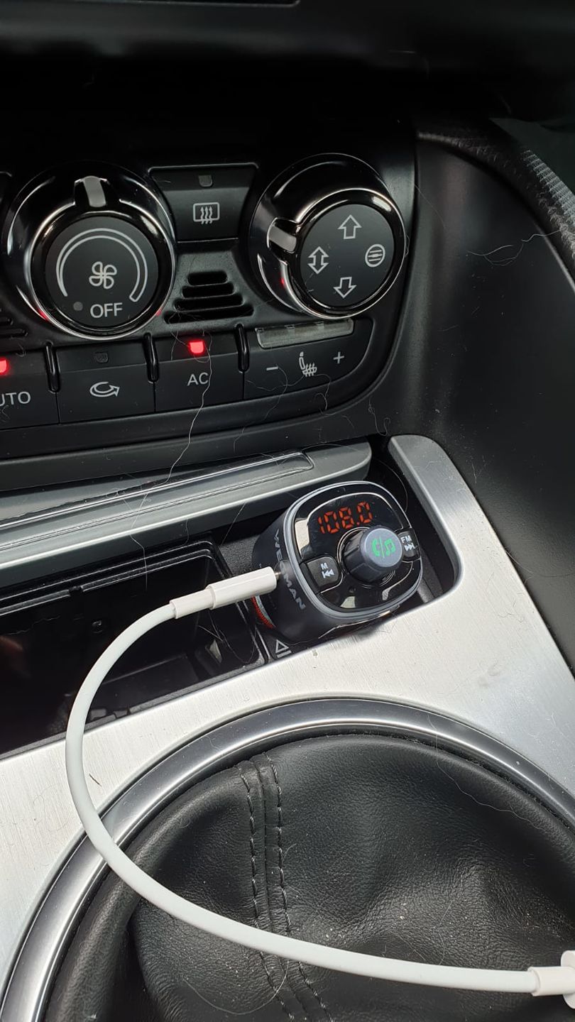 Customer photo review of Wegman Bluetooth FM Transmitter - Bluetooth Carkit - Autolader USB C
