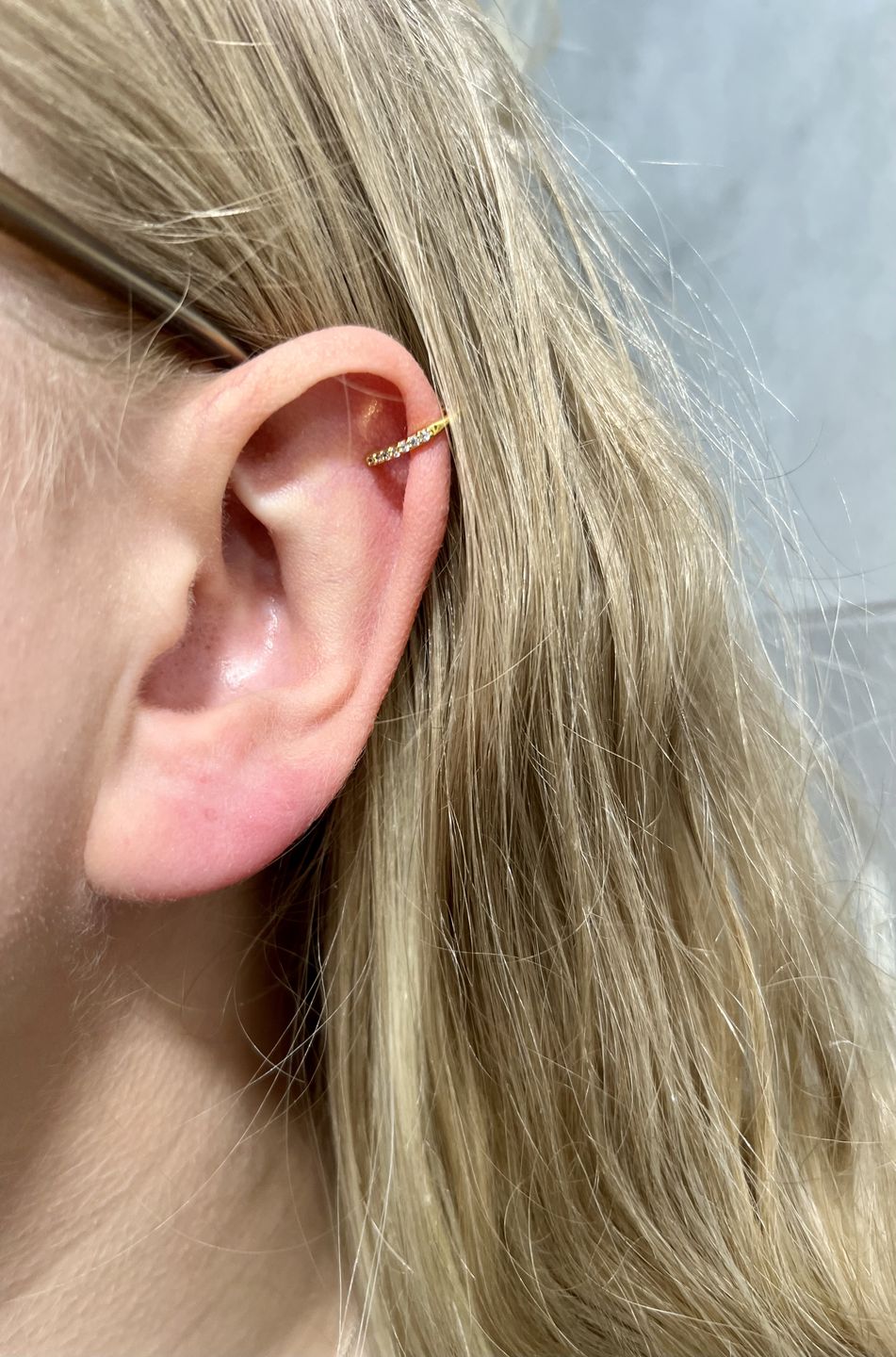 Customer photo review of Thin Band Ear Cuff