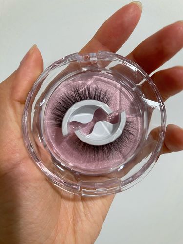 Customer photo review of O.TWO.O SELF ADHESIVE EYELASHES