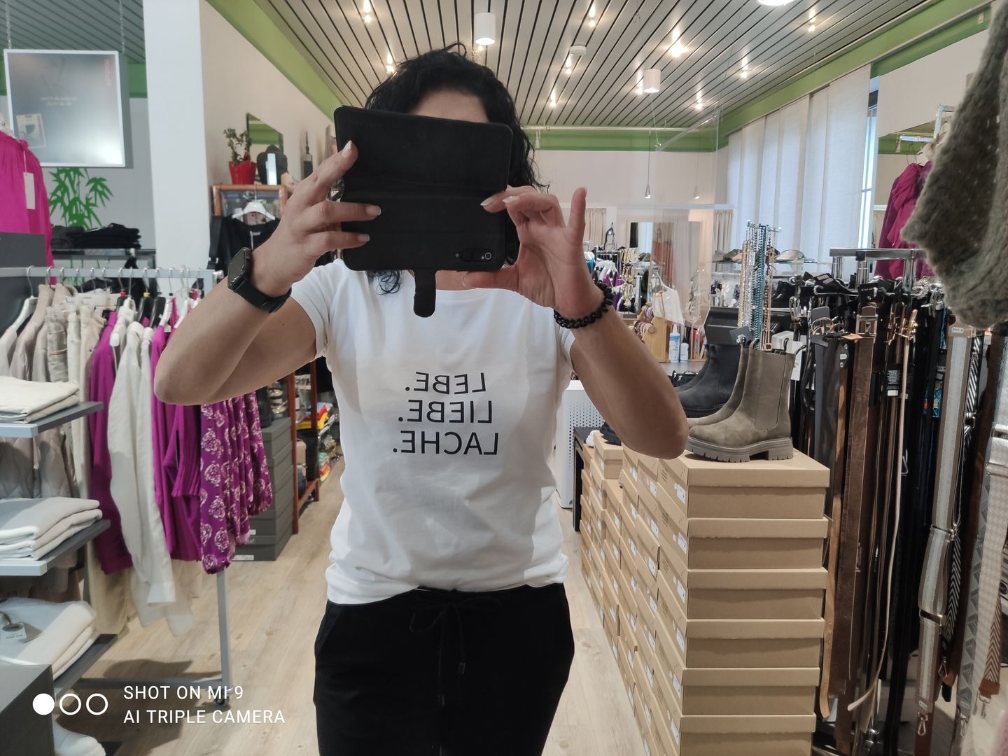 Customer photo review of Einatmen. Ausatmen. Lächeln. 100% Bio T-Shirt