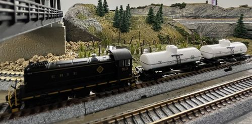 Customer photo review of Quaker State - ACF 36.5' 10K Gal 1-Dome Tank Car - N Scale