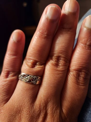 Customer photo review of 0.15 CT Round Cut Natural Diamonds - Wedding Band