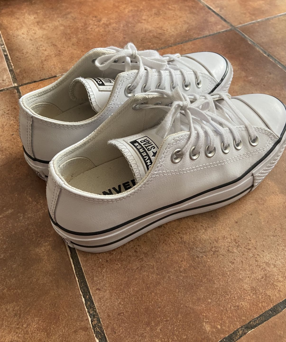 Customer photo review of Zapatilla Converse Chuck T. Plataforma Cuero Mujer Blanco
