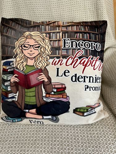 Customer photo review of La dévoreuse de livres - Coussin personnalisé