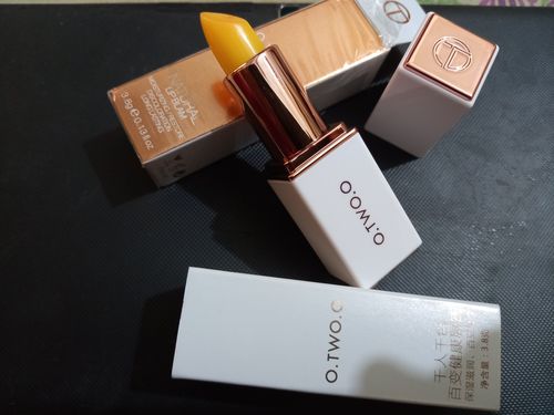 Customer photo review of O.TWO.O TINTED LIP BALM