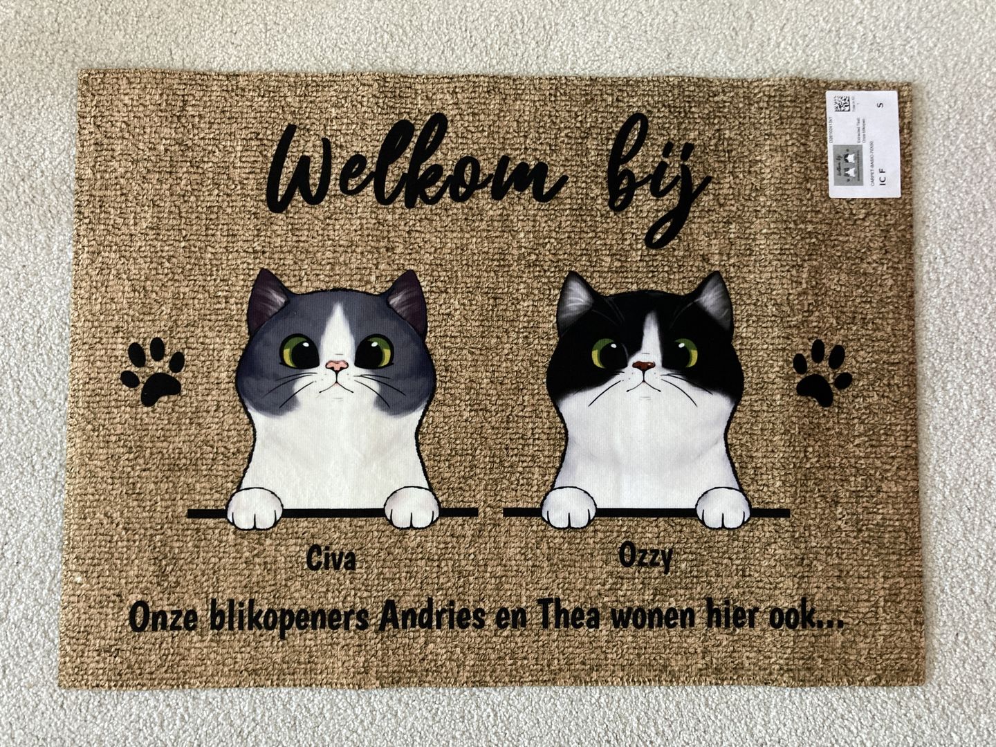 Customer photo review of Welkom bij nieuwsgierige katten - Gepersonaliseerde deurmat