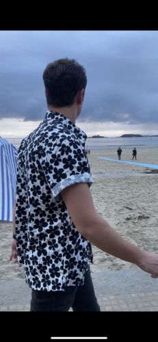 Customer photo review of Chemise hawaïenne décontractée à manches courtes à fleurs noires pour hommes