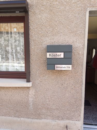 Customer photo review of AlbersDesign Briefkasten B4 anthrazit (RAL7016) personalisiert mit Edelstahl-Schildern