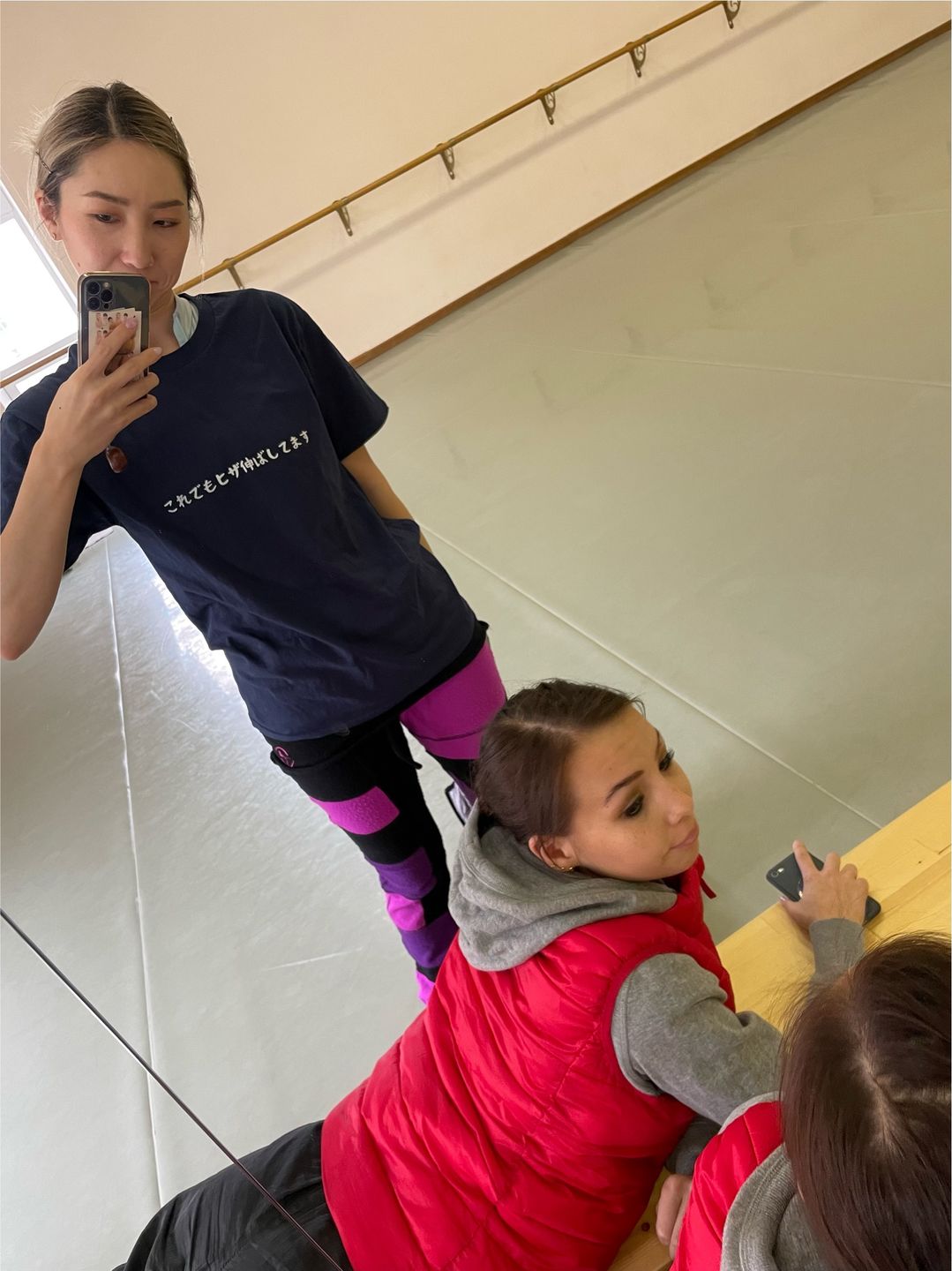 Customer photo review of 「これでもヒザ伸ばしてます」ベーシックユニセックスTシャツ