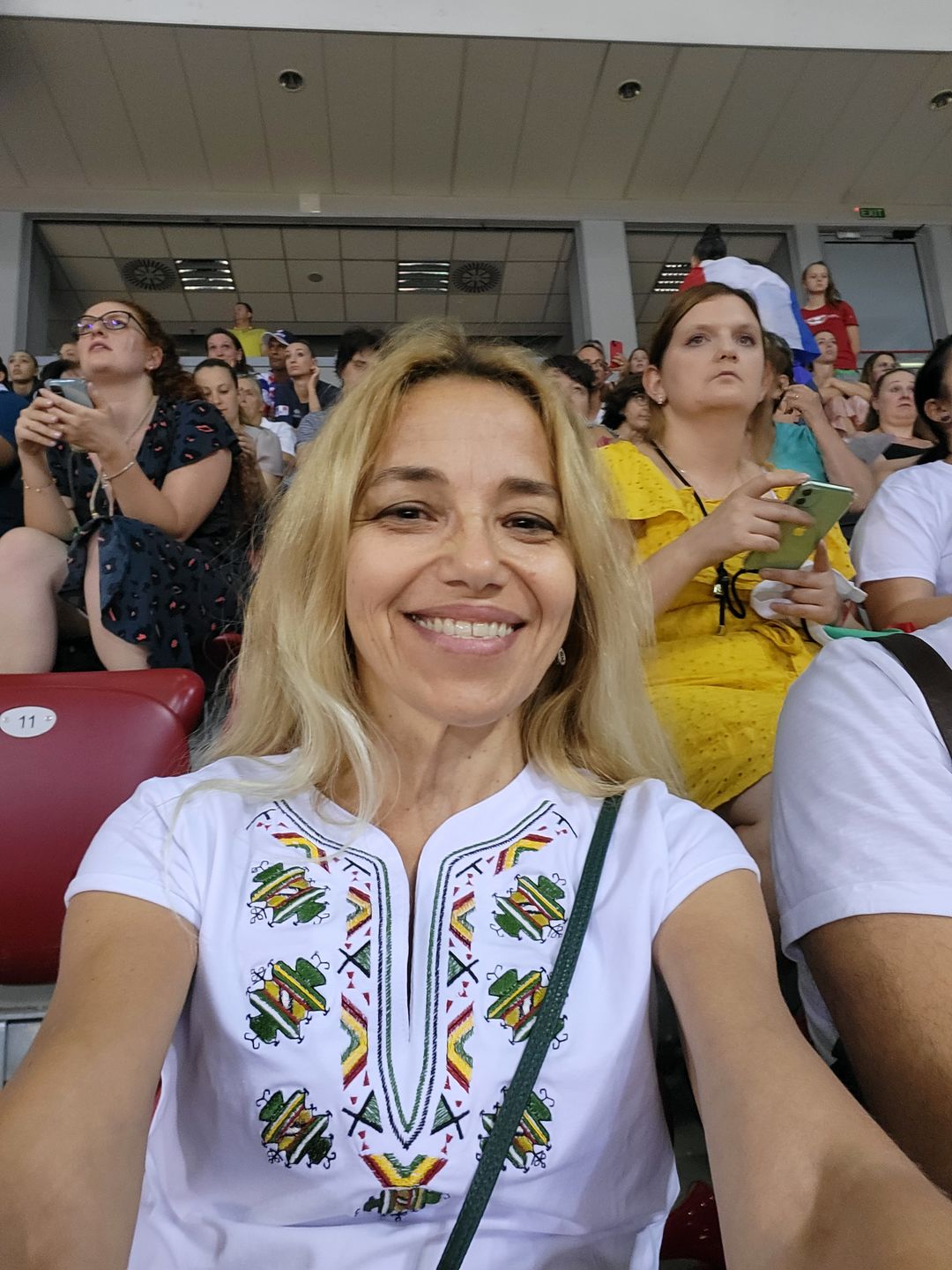 Customer photo review of Дамска тениска с V-деколте бродирана с мотиви от шопско в зелено.