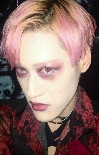 Customer photo review of Vika Tricolor Red-b Colored Contact Lenses