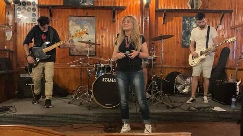 Customer photo review of Дамска тениска с V-деколте бродирана с шевица "Плодородие"