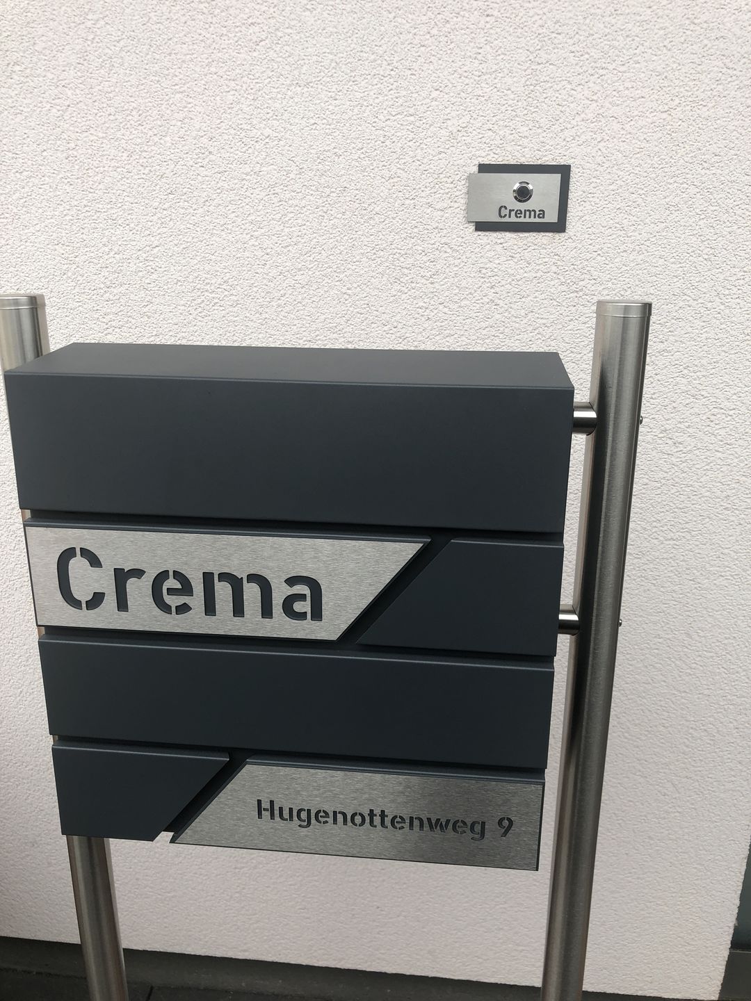 Customer photo review of AlbersDesign personalisierte Edelstahl-Klingel K5 mit 3D-Effekt in anthrazit (RAL7016)