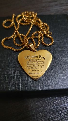 Customer photo review of Hjärt-hängsmycke med ingravering från man till fru - Din fulländning