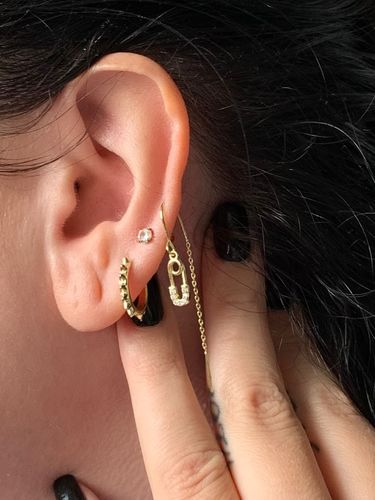 Customer photo review of Safety Pin Dangle Ohrringe Gold