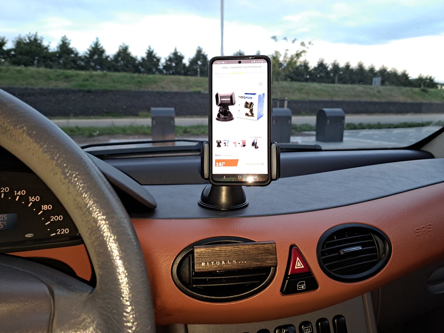 Customer photo review of Wegman Telefoonhouder Met Zuignap - Dashboard en autoruit