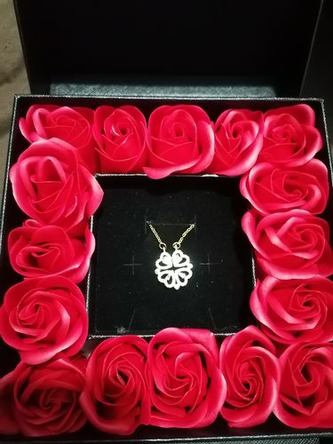 Customer photo review of Collar con  Trébol de cuatro corazones