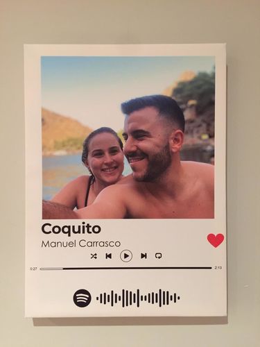 Customer photo review of Lienzo con imagen y canción personalizada.