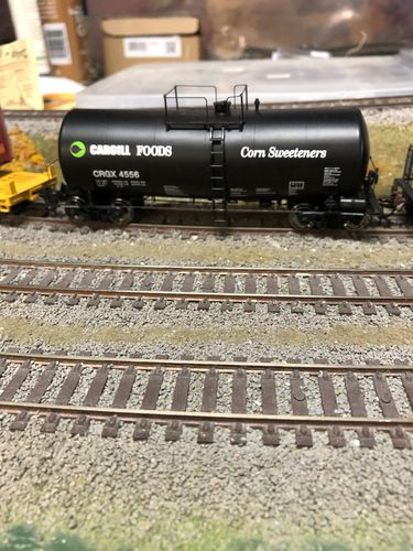 Customer photo review of Walthers 920-100147 40' UTLX 16,000-Gallon Funnel-Flow Tank Car - Ready to Run -- Cargill Corn Sweetener CRGX #4556, HO