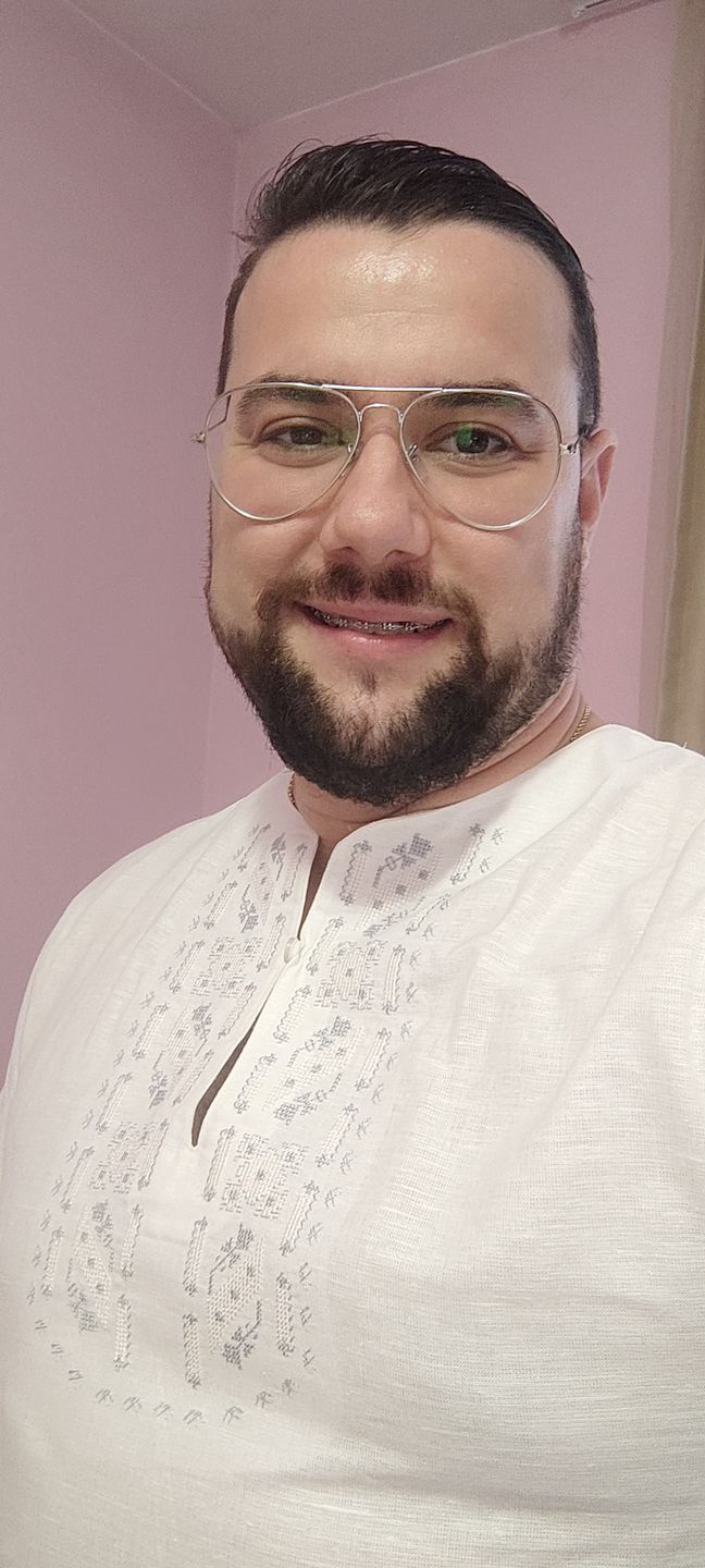 Customer photo review of Мъжка риза бродирана с бяла ахроматична шевица "Защита"
