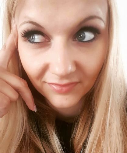 Customer photo review of Magnifiquelashes - Volume