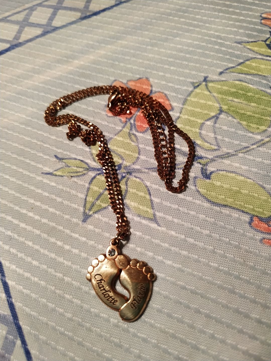 Customer photo review of Loanya collier personnalisé pied de bébé avec pierre de zirconium