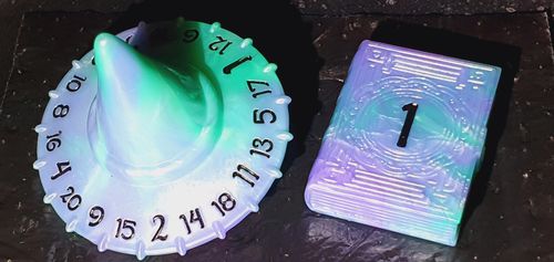 Customer photo review of Polyhero Wizard D20 Hat and D2 Spellbook (2-teilig) Aether Mist