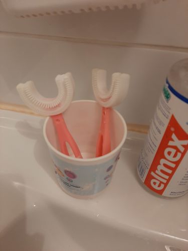 Customer photo review of Chicadeau Brosse à dents en forme de U 360° Kids