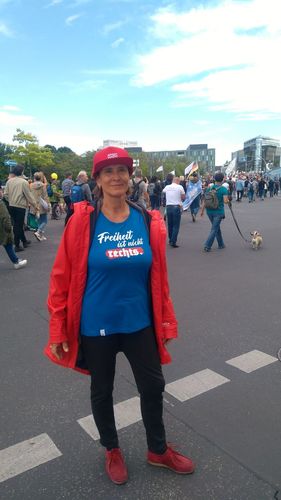 Customer photo review of DEMOKR. WIDERSTAND PREMIUM SHIRT MÄDELS • FREIHEIT IST NICHT RECHTS