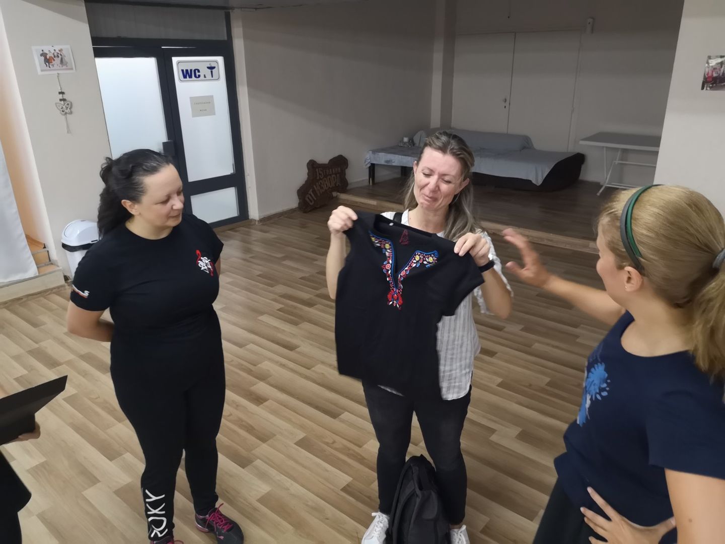 Customer photo review of Дамска тениска с V-деколте бродирана с шевица "Плодородие"
