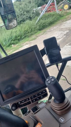 Customer photo review of Gadgetme Handyhalterung V2 oben mit Wireless Ladefunktion passend für John Deere mit Command Center 4600 15W Fast Wireless