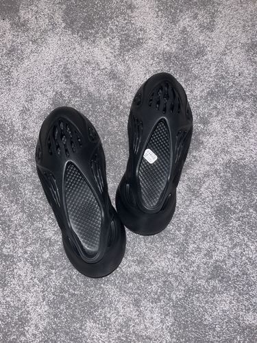 Customer photo review of Yeezy Foam RNNR Onyx