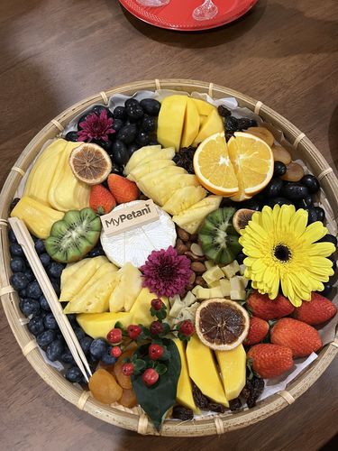 Customer photo review of Le Magnifique Cheese & Fruit Board