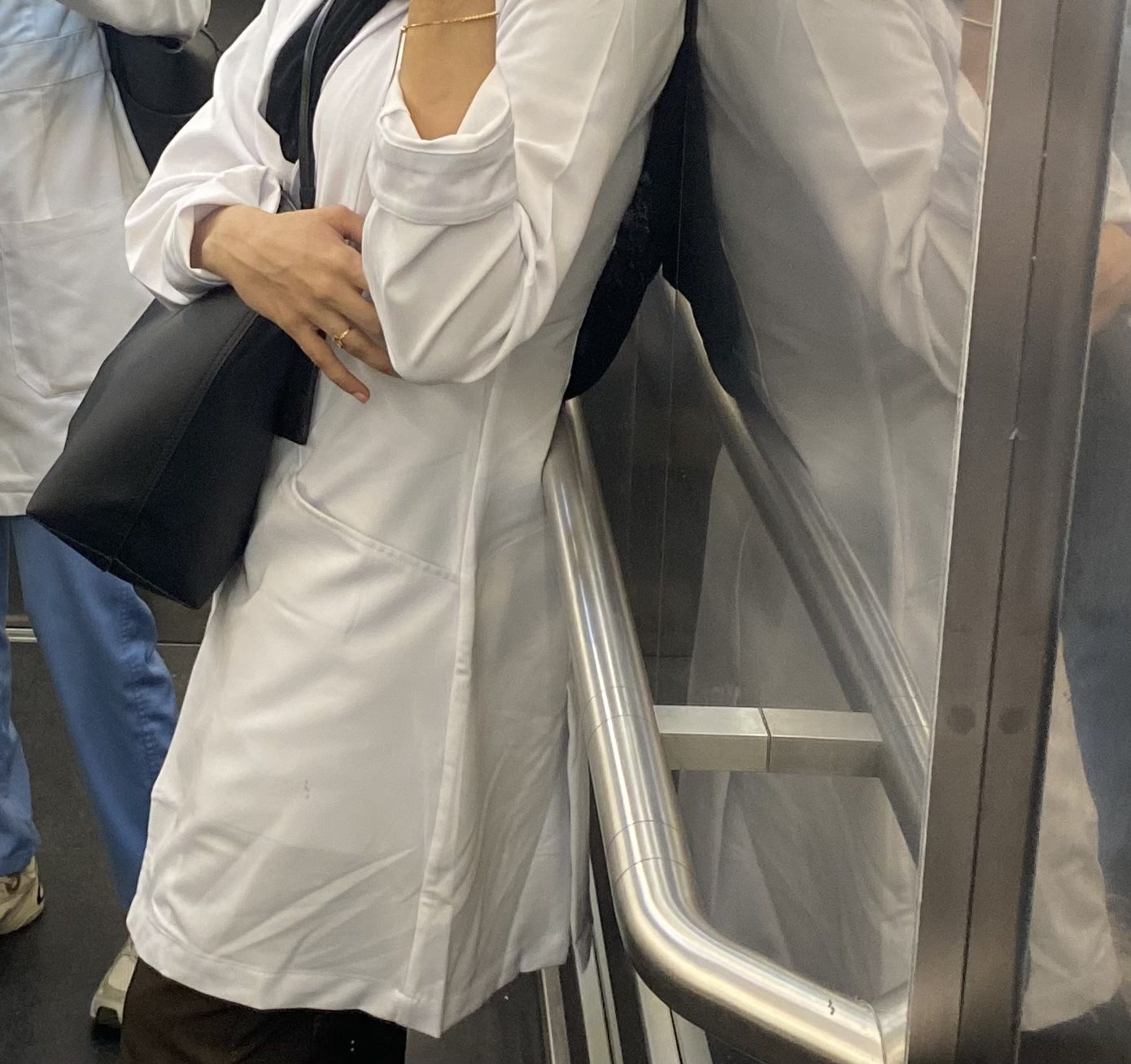 Customer photo review of لابكوت ايڤ سليك جريز اناتومي ~Labcoat Eve Sleek Grey's Anatomy