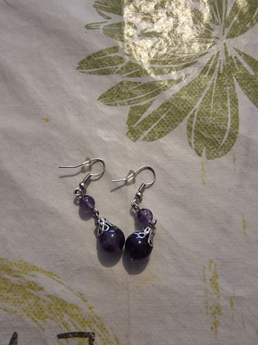 Customer photo review of BOUCLES PENDANTE AMETHYSTE