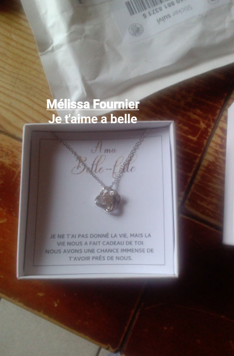 Customer photo review of BELLA • Collier Belle-Fille Noeud d'Amour