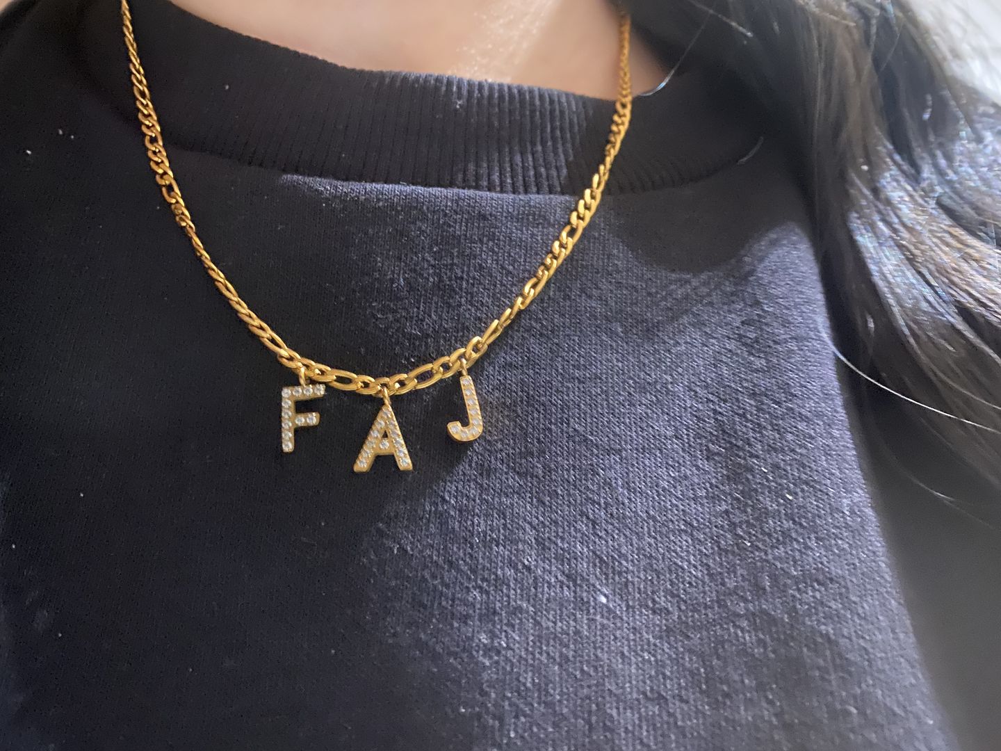 Customer photo review of Initiale Kette | 18K vergoldet
