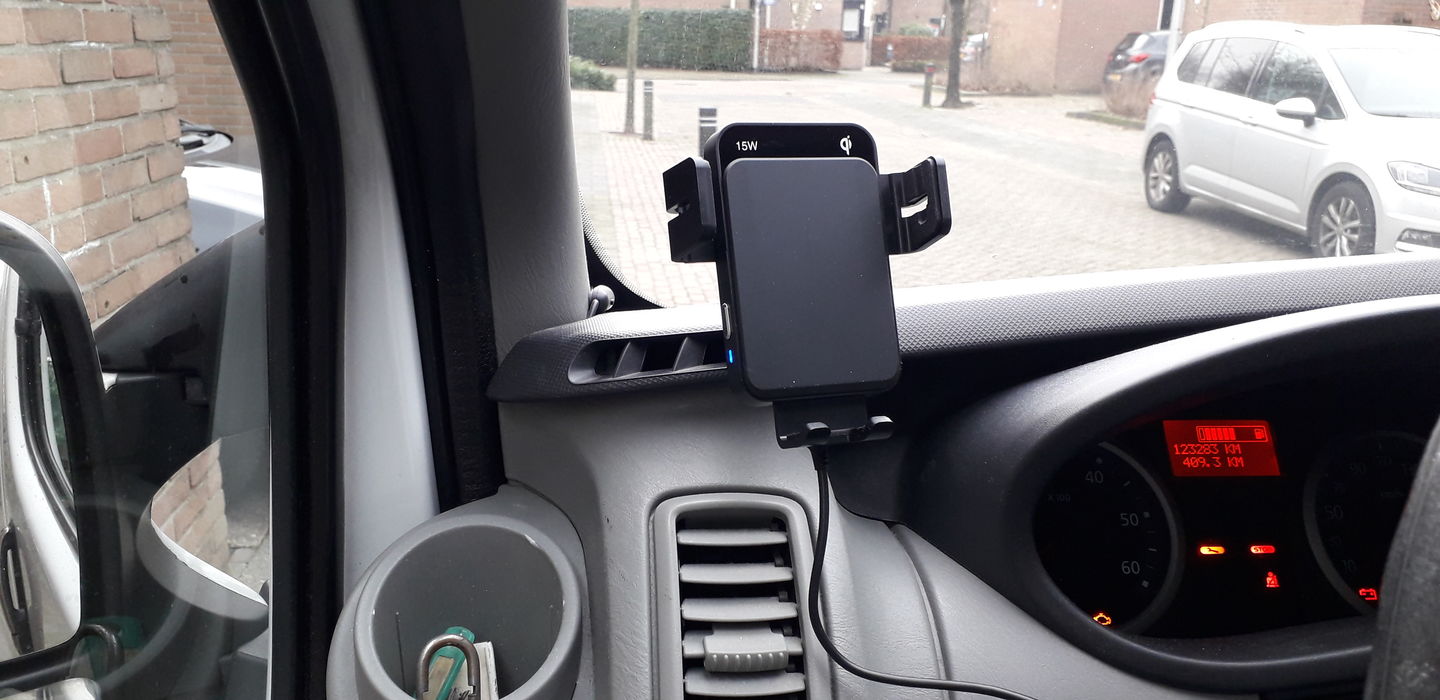 Customer photo review of Wegman Telefoonhouder met QI Draadloze Oplader Auto (15W autolader) - Ventilatierooster, Raam, Dashboard - Magsafe