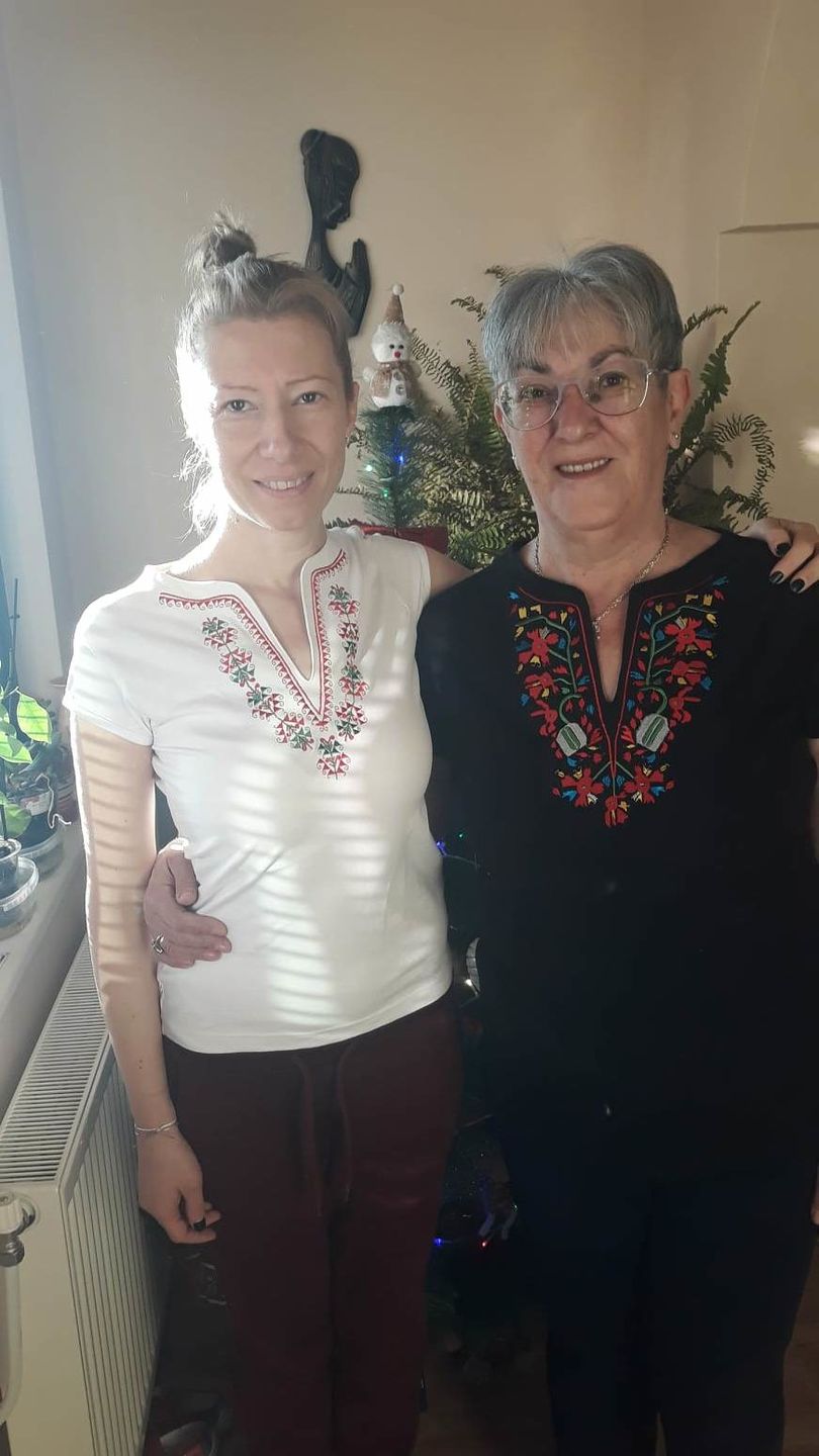 Customer photo review of Дамска тениска с V-деколте бродирана с шевица "Дърво на живота"