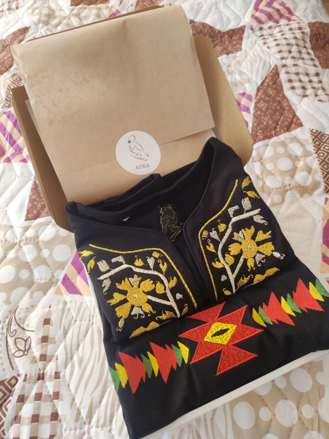 Customer photo review of Дамска вталена тениска бродирана с шевица "Канатица"