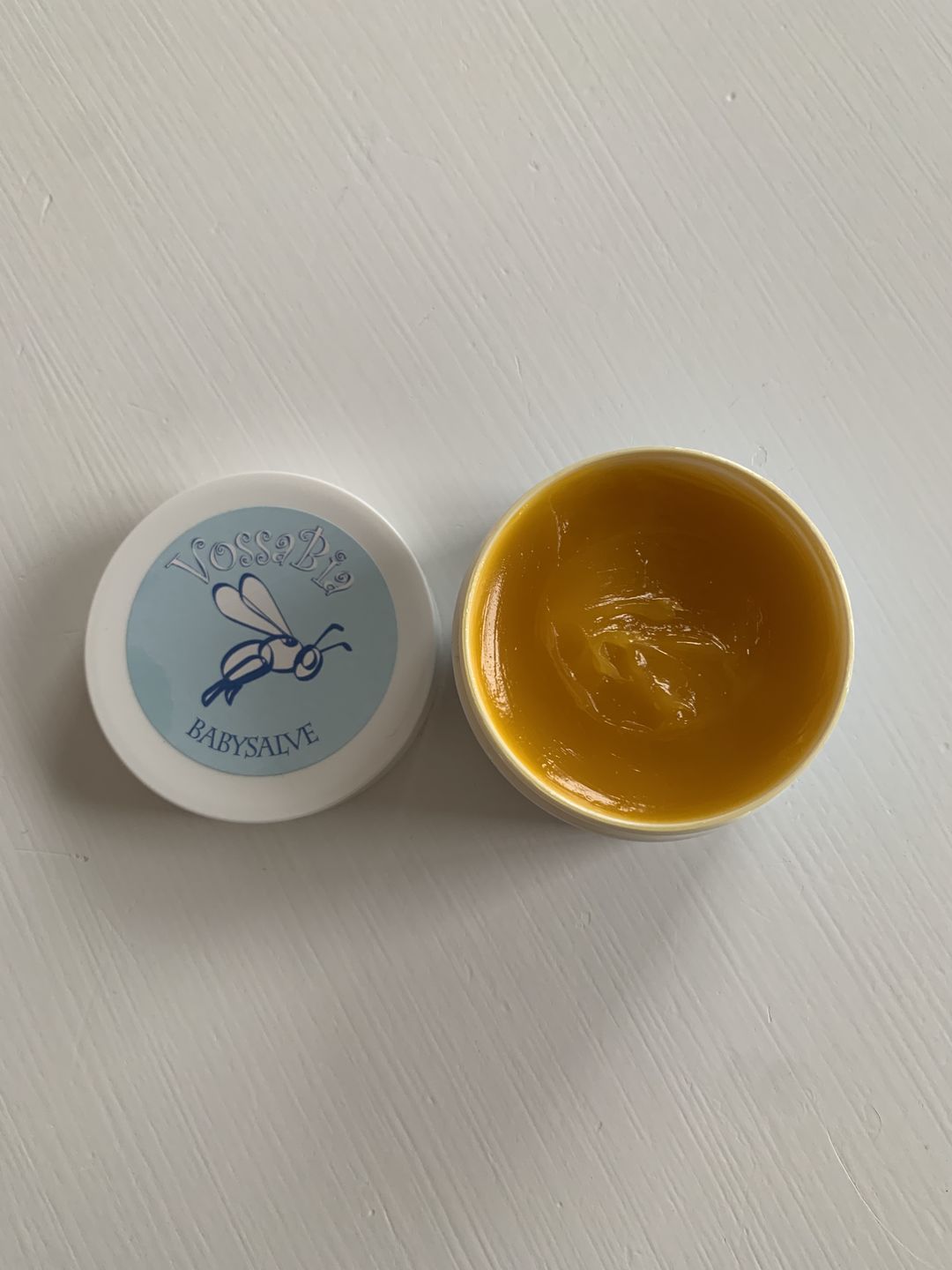 Reseña fotográfica de un cliente sobre la pomada para bebés de 50 ml.